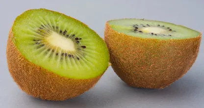 Voici pourquoi il est mieux de manger un kiwi avec la peau