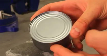超便利：缶切りを使わずに缶を開ける方法