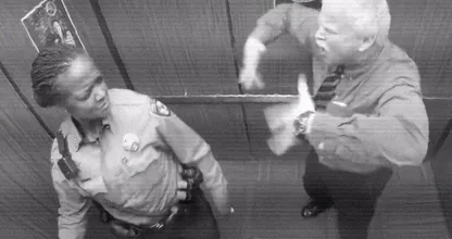 あらら…この警官はすべてが撮影されている事実に気づいていない…