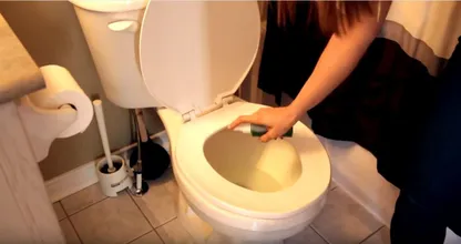 Vieze luchtjes in het toilet zijn verleden tijd met je eigen doe-het-zelf toiletverfrisser! Het is nog leuk om te maken ook!