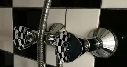So wirst du Schimmel im Badezimmer wirksam und schnell los