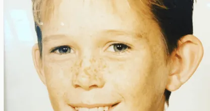 Rara, wie is dit: herken jij de bekende presentator op deze ondeugende jeugdfoto?