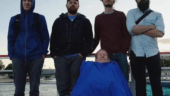 WAUW: deze gehandicapte jongen kan door zijn vrienden op wereldreis en hoe ze dat doen.. Echte vrienden!