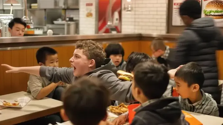 バーガーキングで少年をいじめる若者たち、ベンチの男性に気づかず