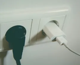 Apparaat op stand-by? Zoveel kun je besparen door de stekker uit het stopcontact te halen