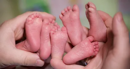 Une femme pense avoir des calculs rénaux, mais il s'avère qu'elle est enceinte de triples