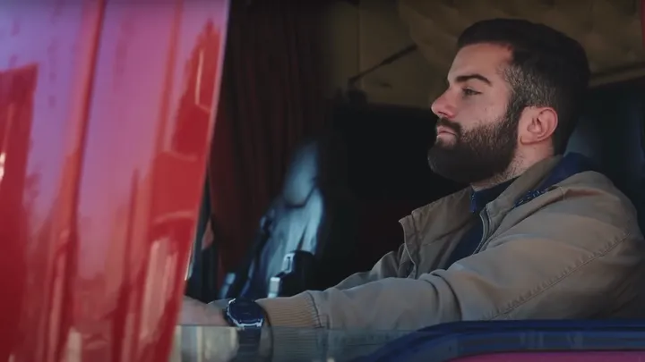 Truck driver gets sweet revenge against the wealthy woman who blocked him on the road