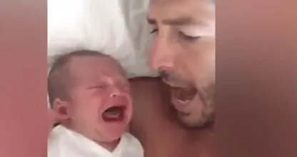 Video: Zo schattig! Deze vader laat zijn kind stoppen met huilen door DEZE truc