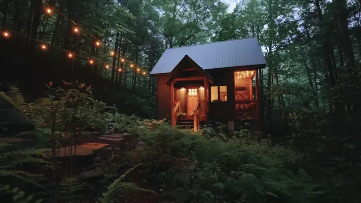 This 87-year-old lady is living in a house of only 290 sq. ft., but when you see the inside you’ll want to live there! 