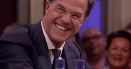 Mark Rutte ligt helemaal slap in RTL Late Night als Jan Jaap van der Wal hem onder handen neemt.. Dit MOET je zien!