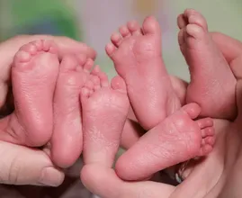La donna pensa di avere i calcoli renali, ma si scopre che è incinta di tre gemelli