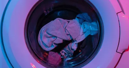 Zo zorg je ervoor dat verkleurde was zijn eigen kleur terugkrijgt