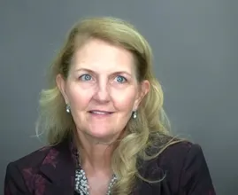Vrouw laat schaar in lokken zetten en ziet er jaren jonger uit