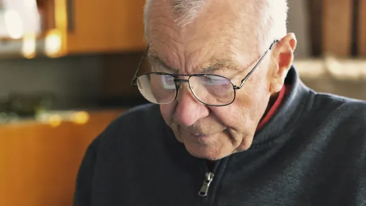 Dying grandpa teaches selfish granddaughter, who refused to take care of him, a lesson
