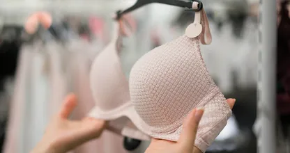 Draag jij altijd een huidkleurige beha onder witte kleding? Déze kleur werkt veel beter!