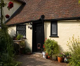 Sie hat in ihren 20ern ein 700 Jahre altes englisches Cottage gekauft und renoviert – und innen sieht es einfach umwerfend aus!