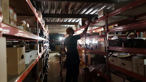 Oude vrouw wordt vertrapt terwijl ze een cadeau voor haar kleinzoon probeert te kopen op Black Friday