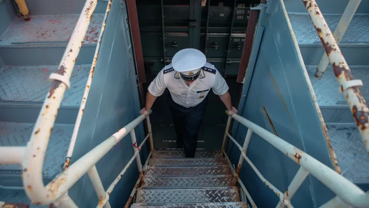 Containerschiff trifft auf Piraten - aber was der Kapitän als Nächstes tut, verblüfft sie alle!