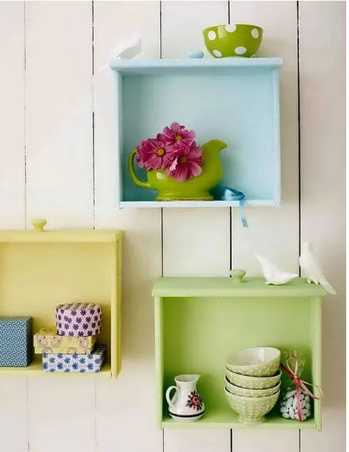 Een lade aan de muur in de keuken
