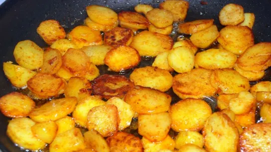 So machst du RICHTIGE Bratkartoffeln! Knusprig und würzig! Super leichter Trick!