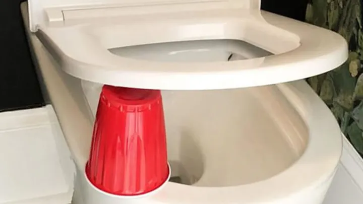 Perché la gente mette una tazza rossa sotto la tavoletta del water di notte (e perché dovresti farlo anche tu)