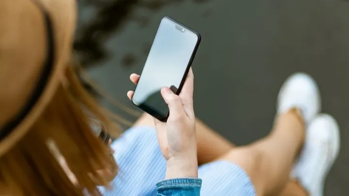 Cette femme a fait tomber son téléphone dans l'eau, mais ce qui s'est passé ensuite est incroyable !