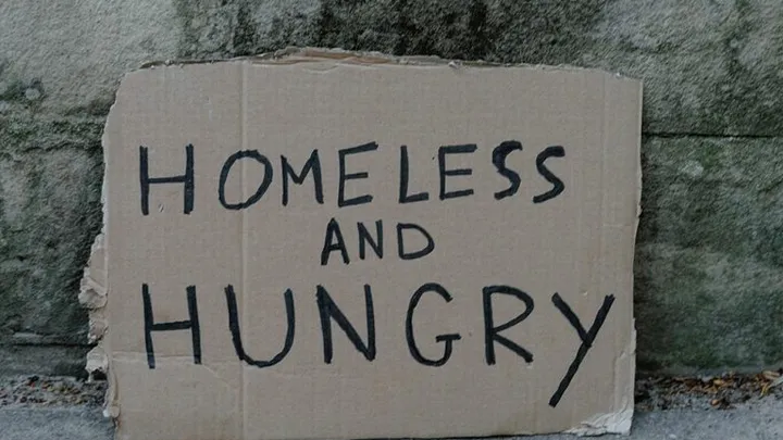 Homeless man finds wallet - when he sees what’s inside he immediately calls the police