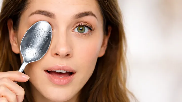 Bei diesem seltsamen Trick setzen sich die Leute Löffel auf die Augen, aber sollten Sie das auch? - Hier ist, was wir gefunden haben