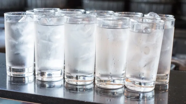 Esto le sucede a tu cuerpo cuando bebes demasiada agua
