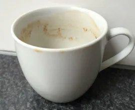 Met dit trucje verwijder je heel makkelijk koffievlekken uit een mok