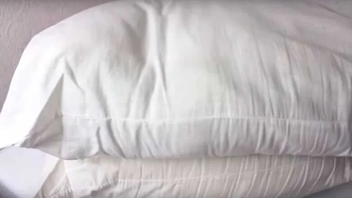 Este é o segredo para remover manchas amarelas das suas almofadas brancas! É super simples!