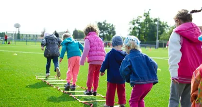 Gym op basisscholen noodgedwongen buiten door tekort gymzalen