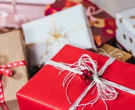 Deze handige manier van cadeaus inpakken gaat heel het internet over