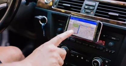 Gebruik jij je smartphone nog wel eens als hij in de telefoonhouder zit? Niet meer doen en dít is waarom