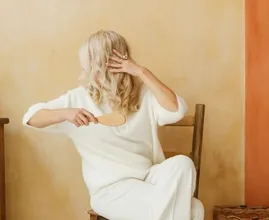 Kan stress daadwerkelijk voor grijze haren zorgen?
