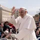 De su sueldo a su exnovia: 10 cosas que no sabías del Papa Francisco