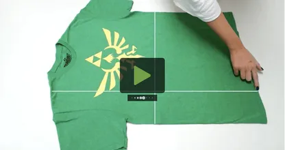 Waanzinnig! Zo vouw je een t-shirt op in 2 seconden! Dat is handig!
