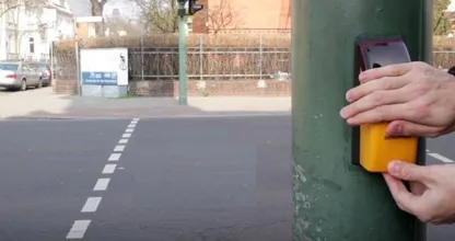 Mit diesem geheimen Polizei Trick musst du nie wieder an der roten Ampel warten!
