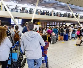Schiphol laat tot eind oktober minder passagiers vertrekken