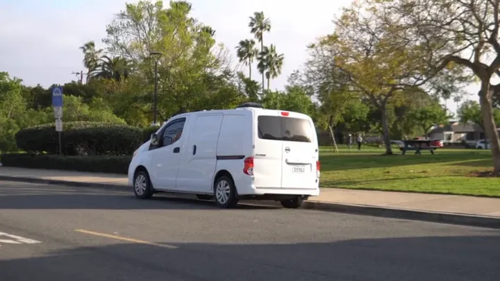 Un hombre abandona su apartamento por un coche: ¡no creerá lo que hay dentro!