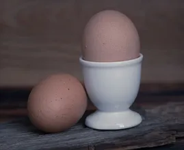 Er pellt sein hartgekochtes Ei in nur drei Sekunden! Das kann jeder! Wow dieser Trick ist genial!