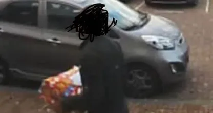 Sintcadeaus worden gestolen, politie brengt zak vol nieuwe pakjes langs