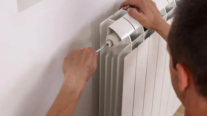 Wordt je radiator maar half warm? Dit kan er aan de hand zijn