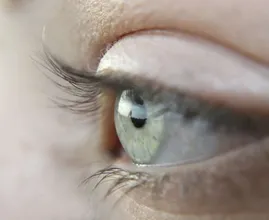 S’endormir sans retirer ses lentilles de contact ? Voici ce qu’il peut arriver à vos yeux