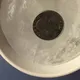 É por isso que você deve sempre colocar uma moeda no freezer antes de sair de férias!