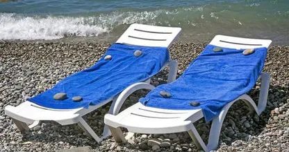 Strandbed reserveren? Pas op dat je niet op de bon geslingerd wordt! Terecht?