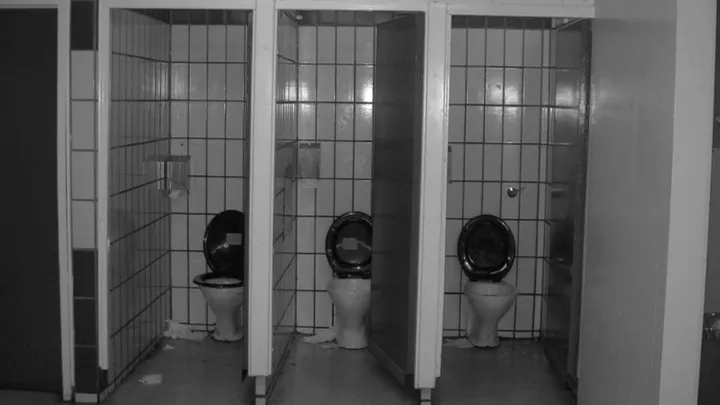 Welk toilet is het schoonst: dichtbij de toegangsdeur of juist niet? Wat denk jij?