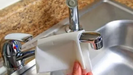 Découvrez ce qu’il se passe lorsqu’il frotte un robinet avec un feuille de papier de cuisson !