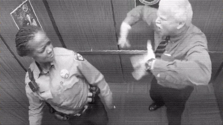 Huch! Dieser Polizist hatte keine Ahnung, dass eine versteckte Kamera ihn beobachtete.