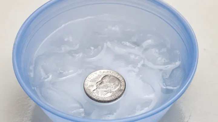É por isso que você deve sempre colocar uma moeda no freezer antes de sair de férias.